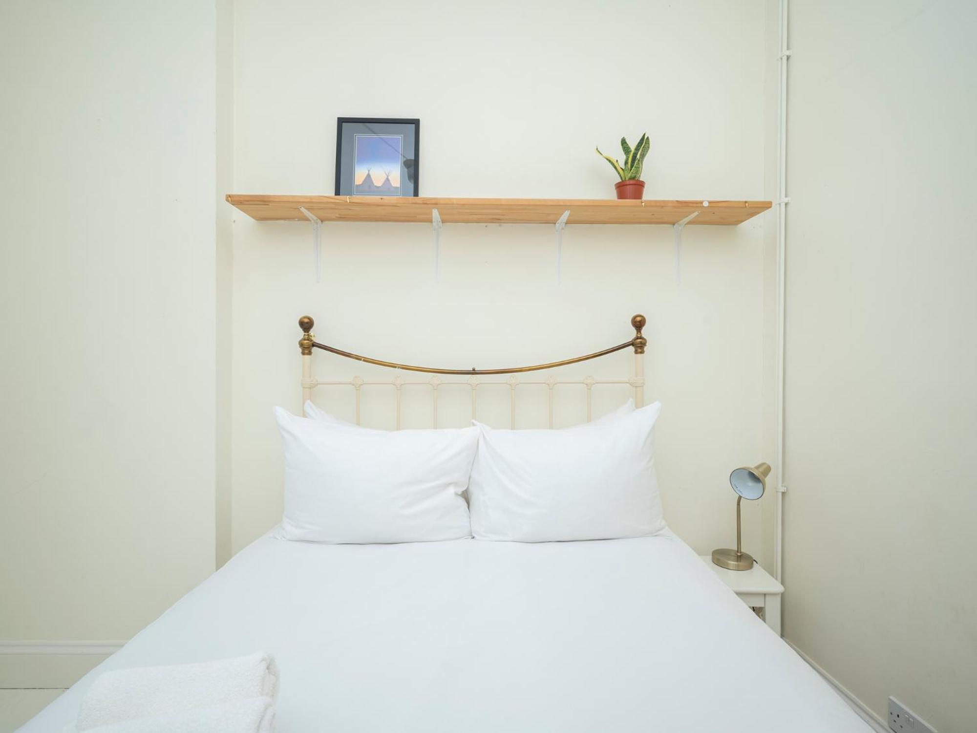 Pass The Keys Airy 1850s Coach House With Private Balcony London