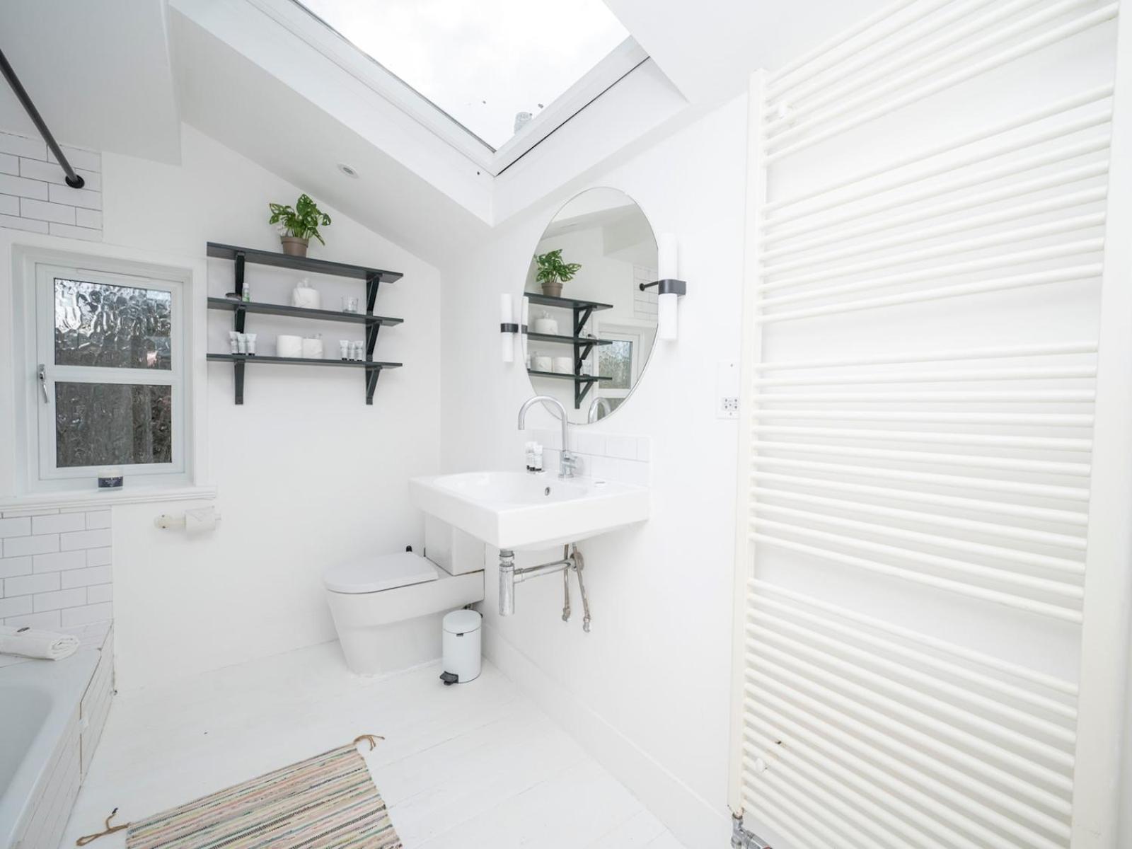 Ferienhaus Pass The Keys Airy 1850s Coach House With Private Balcony *