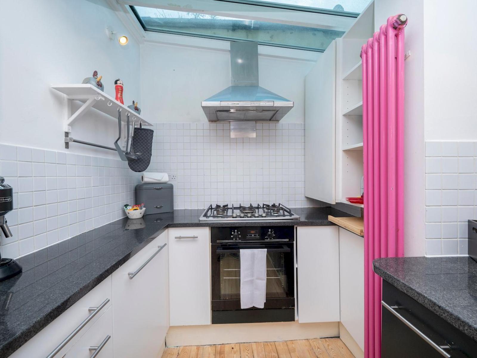 Ferienhaus Pass The Keys Airy 1850s Coach House With Private Balcony London