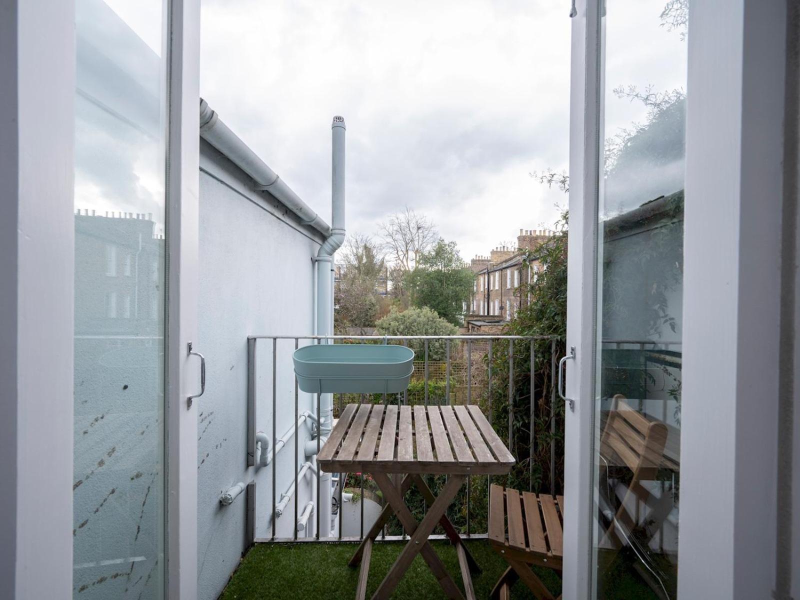 Pass The Keys Airy 1850s Coach House With Private Balcony Ferienhaus *