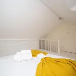 Pass The Keys Airy 1850S Coach House With Private Balcony