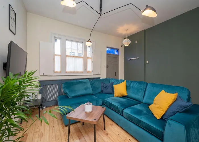 Pass The Keys Airy 1850S Coach House With Private Balcony