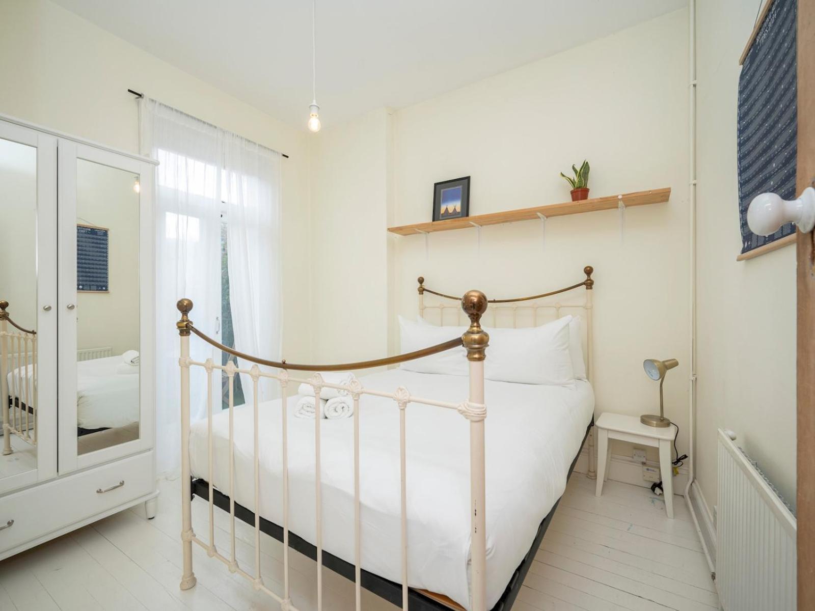 Pass The Keys Airy 1850s Coach House With Private Balcony Casa vacanze Londra