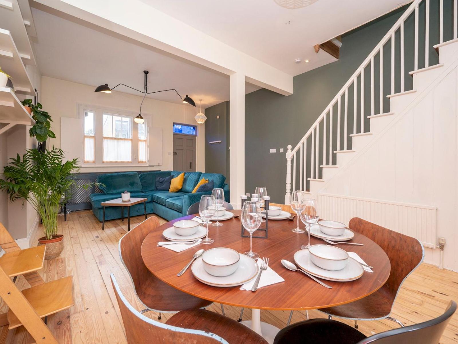 Pass The Keys Airy 1850s Coach House With Private Balcony *