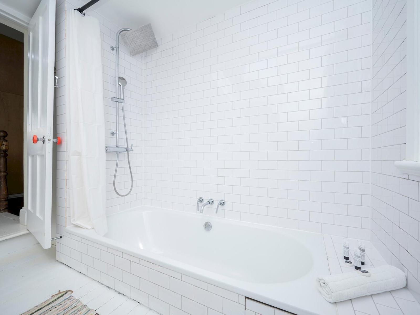 Pass The Keys Airy 1850s Coach House With Private Balcony Casa vacanze