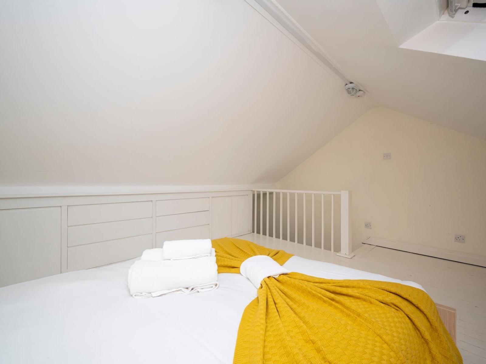 Pass The Keys Airy 1850s Coach House With Private Balcony Casa vacanze
