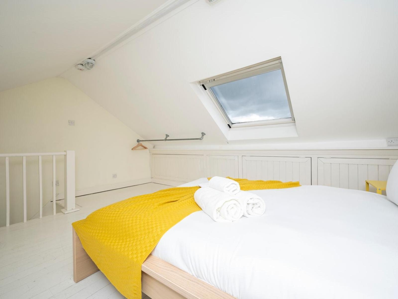 Pass The Keys Airy 1850s Coach House With Private Balcony * Londra