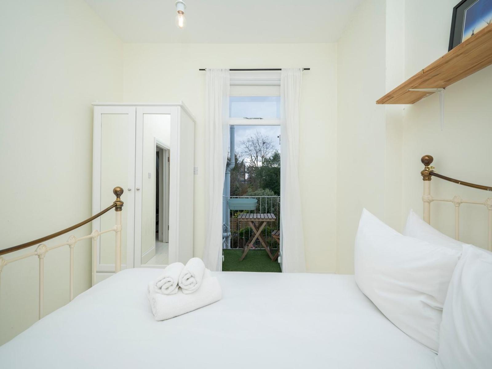 Pass The Keys Airy 1850s Coach House With Private Balcony