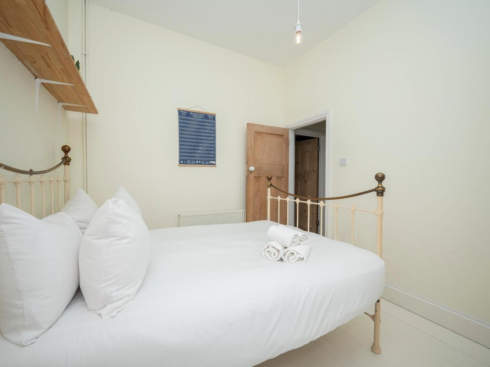 Pass The Keys Airy 1850s Coach House With Private Balcony