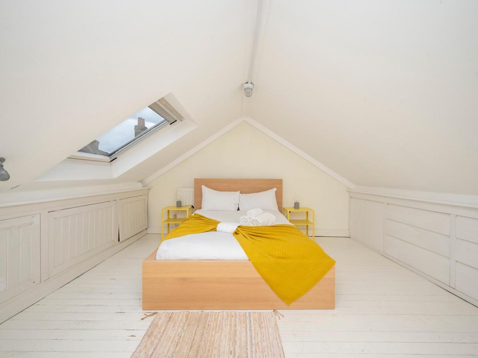 Pass The Keys Airy 1850s Coach House With Private Balcony Casa vacanze *