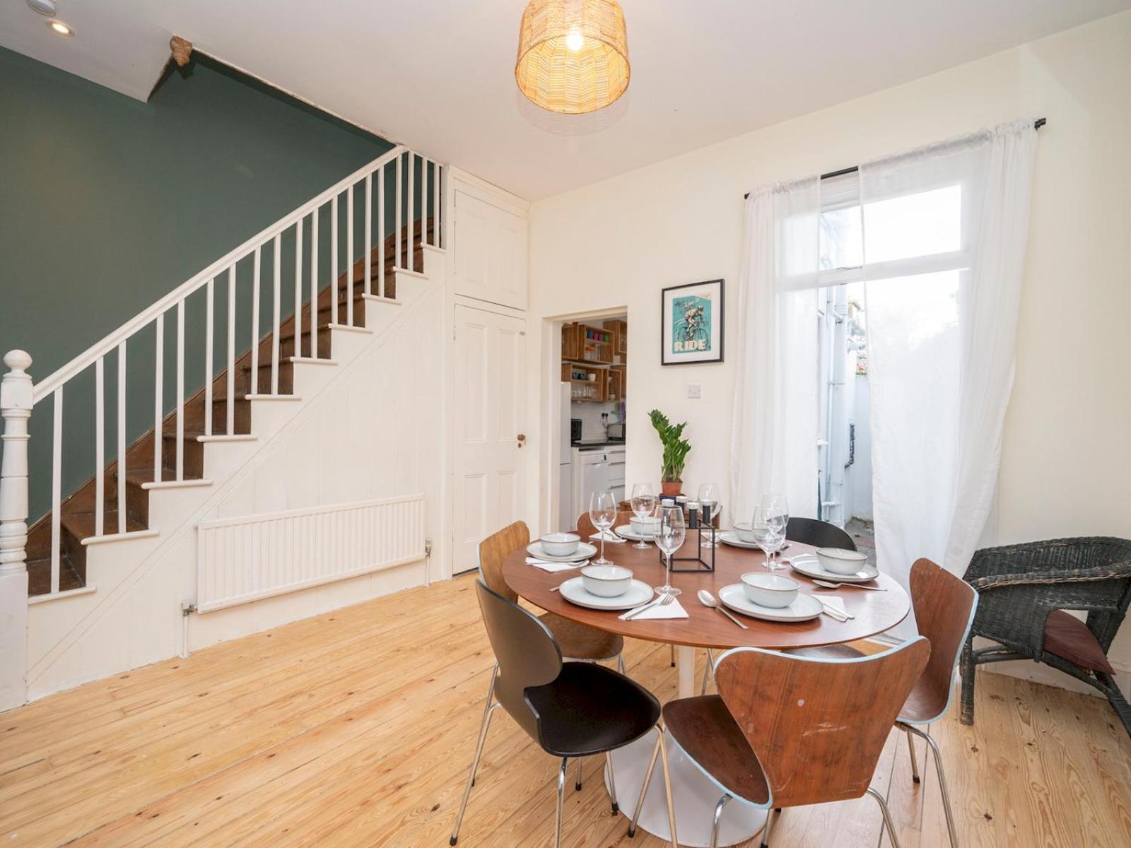 Pass The Keys Airy 1850s Coach House With Private Balcony Casa vacanze Londra