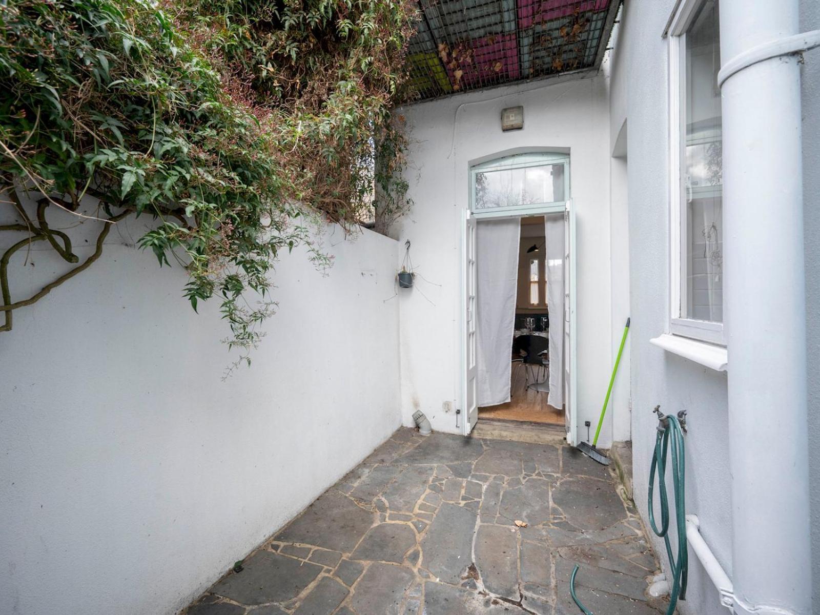 Pass The Keys Airy 1850s Coach House With Private Balcony *