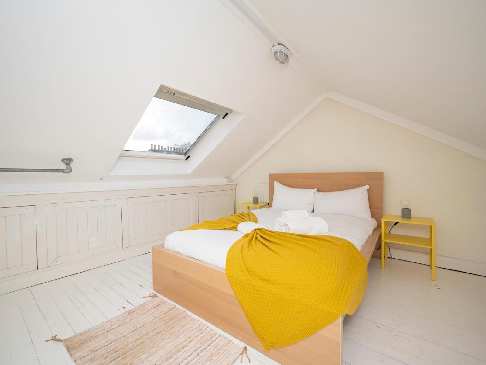 Pass The Keys Airy 1850s Coach House With Private Balcony Londra