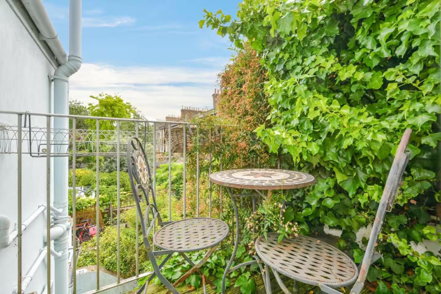 Pass The Keys Airy 1850s Coach House With Private Balcony Casa vacanze Londra