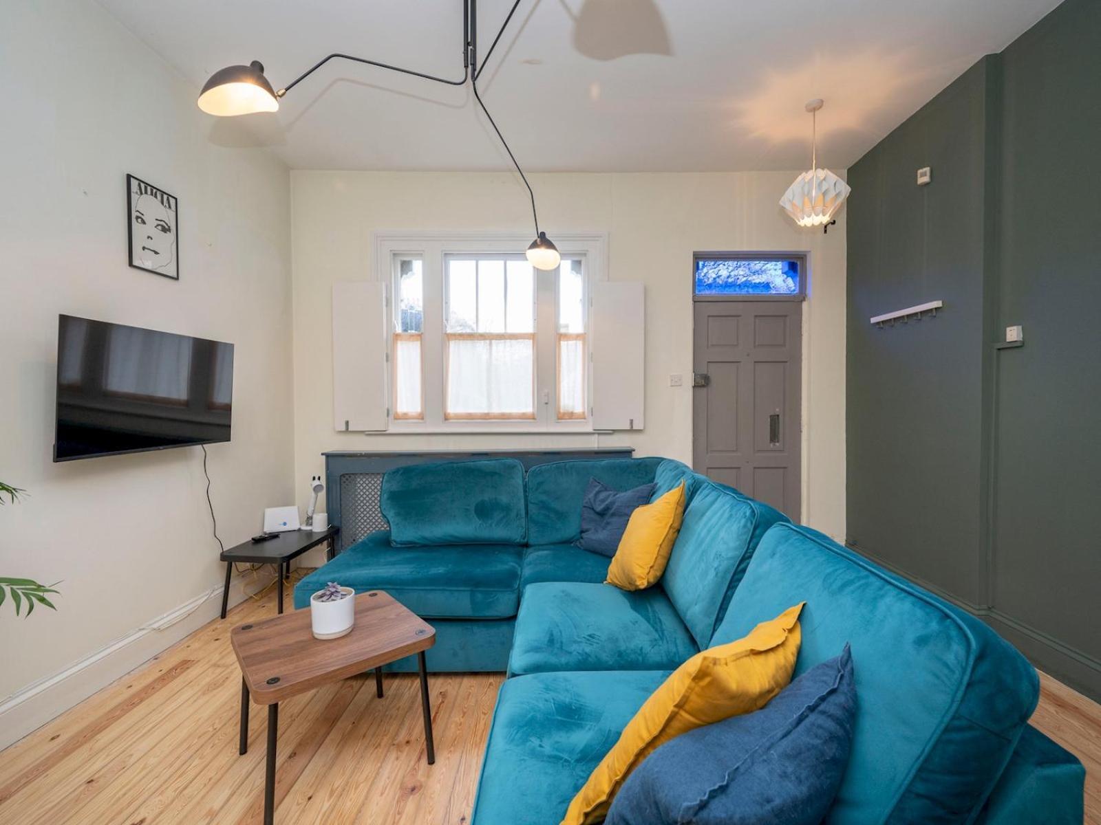 Holiday home Pass The Keys Airy 1850s Coach House With Private Balcony