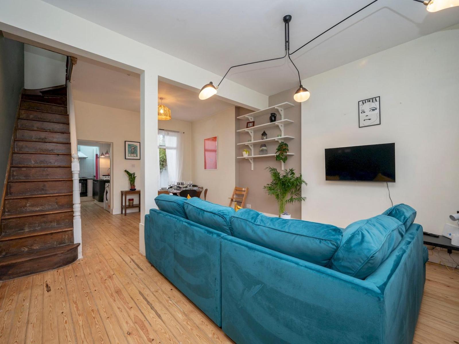 Pass The Keys Airy 1850s Coach House With Private Balcony