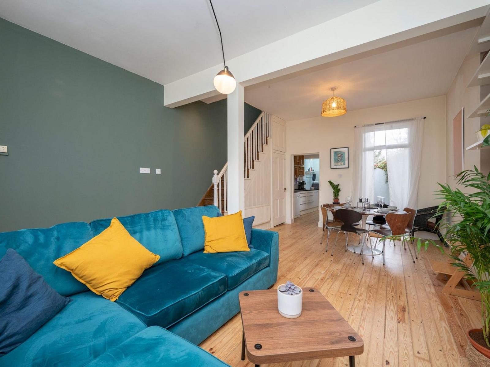 Pass The Keys Airy 1850s Coach House With Private Balcony Casa vacanze